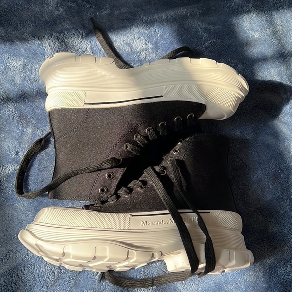 Alexander McQueen Women’s Tread Slick Lace Up Boots | Black and White - Picture 6 of 6